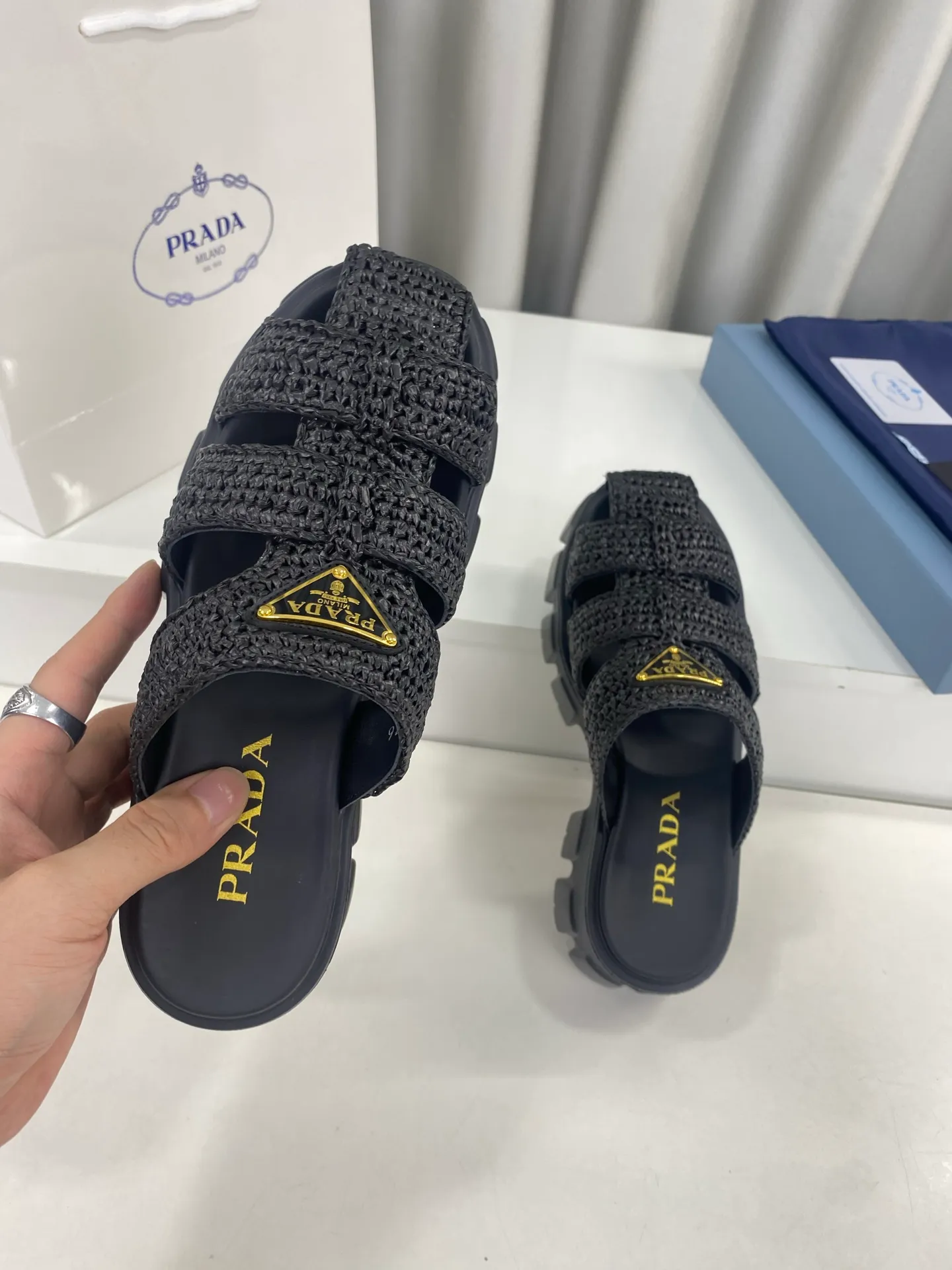 👟👟Ex-factory price 520👟👟 Prada's latest bamboo cage weaving thick-soled triangle buckle sandals☑️ Latest environmentally friendly PP material, fully hand-crocheted, just like knitting sweaters, slow work and meticulous work, retro fashionable thick-soled shoes, with woven uppers, making the whole pair of shoes light and comfortable, bright colors, satisfying various choices for fashionable people with different styles! The iconic metal triangle logo is paired with the shape of ancient beach sandals. Every design element is fashionable! Size: Women's 35-39 (34, 40, custom-made, non-returnable) Full set of counter original packaging
